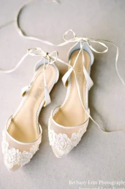 Flache Brautschuhe mit Spitze – Alicia Ivory Shoes<Bella Belle
