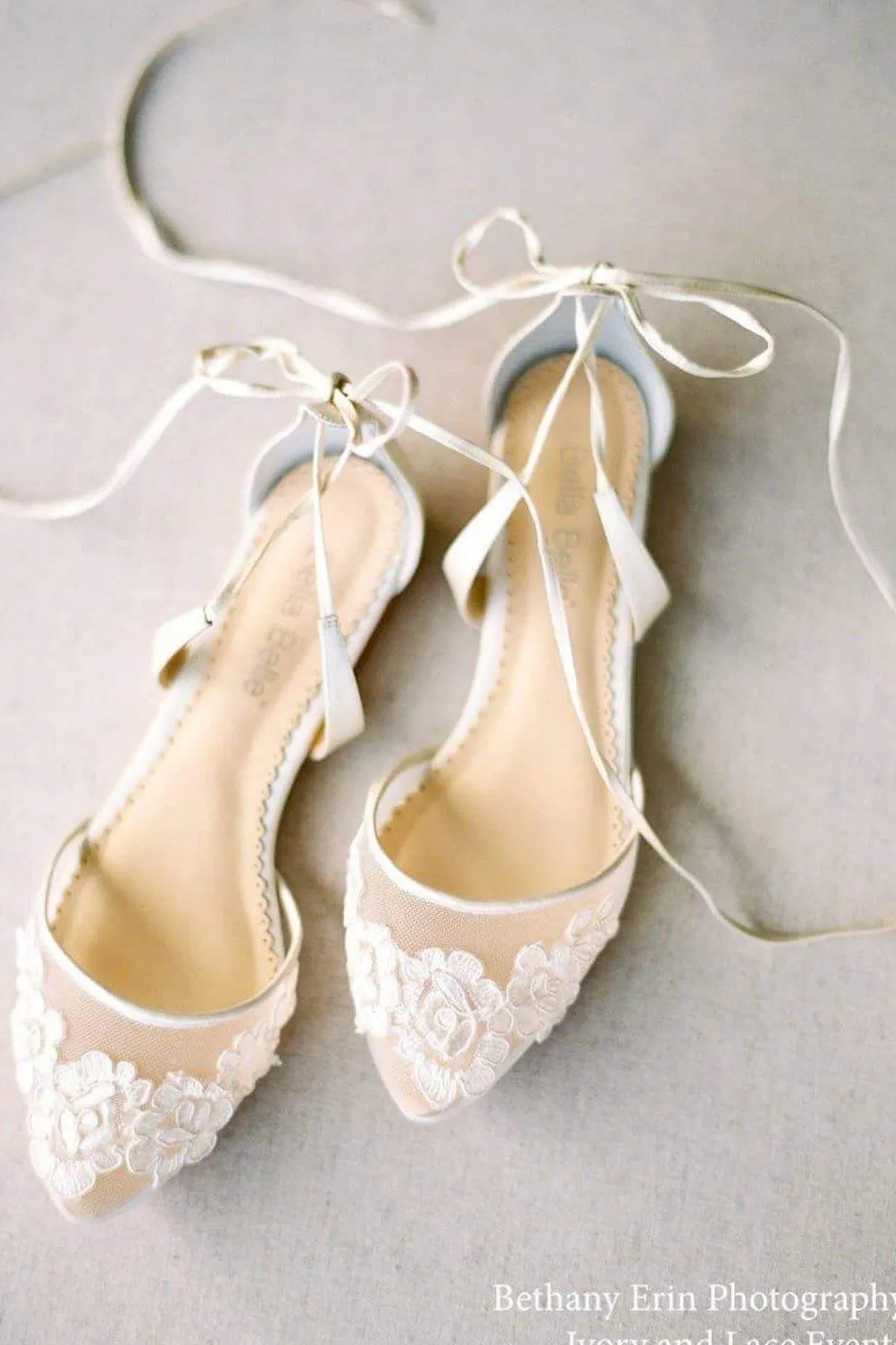 Flache Brautschuhe mit Spitze – Alicia Ivory Shoes<Bella Belle