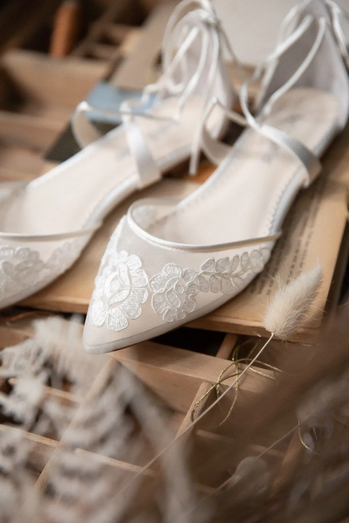 Flache Brautschuhe mit Spitze – Alicia Ivory Shoes<Bella Belle