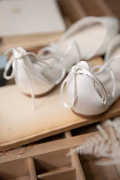 Flache Brautschuhe mit Spitze – Alicia Ivory Shoes<Bella Belle