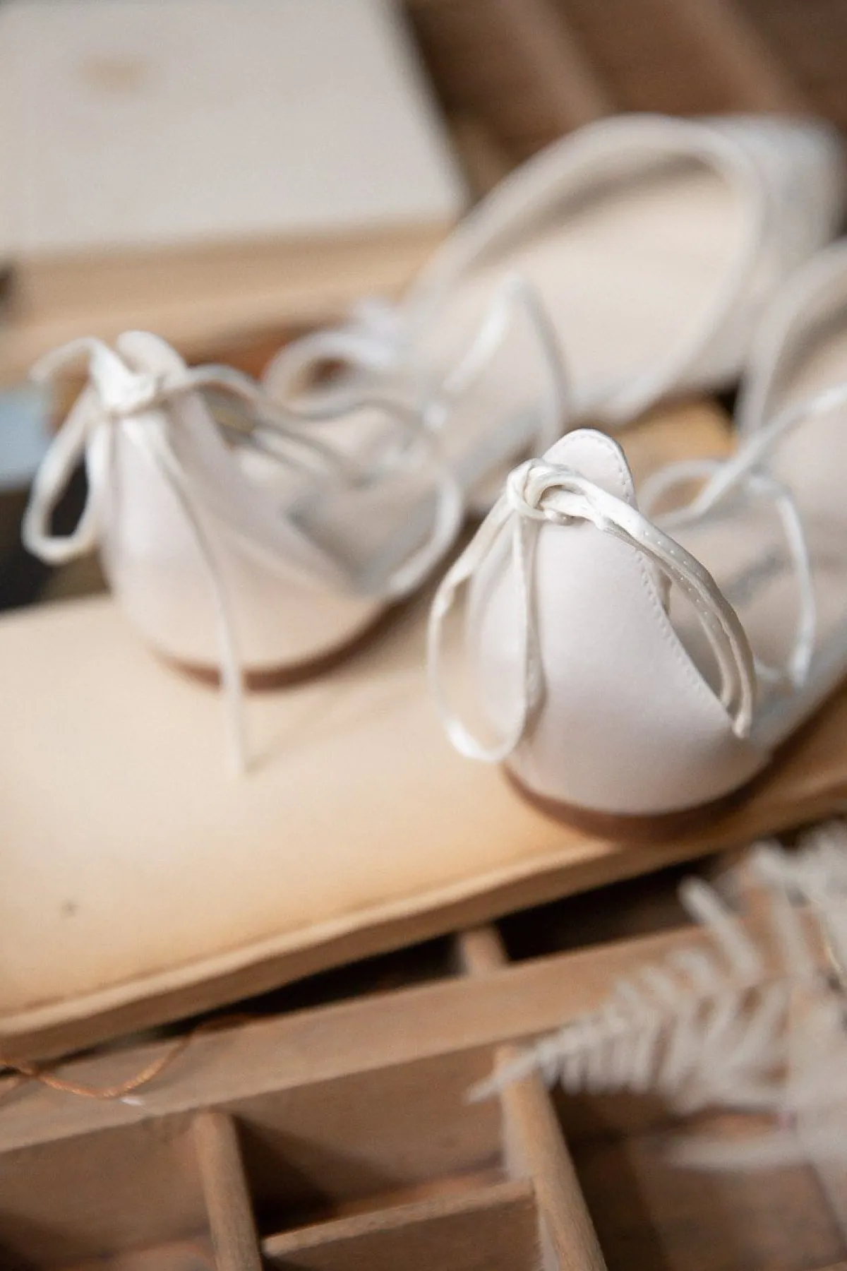 Flache Brautschuhe mit Spitze – Alicia Ivory Shoes<Bella Belle