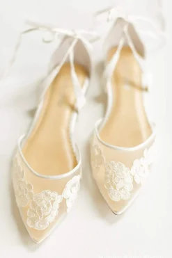 Flache Brautschuhe mit Spitze – Alicia Ivory Shoes<Bella Belle