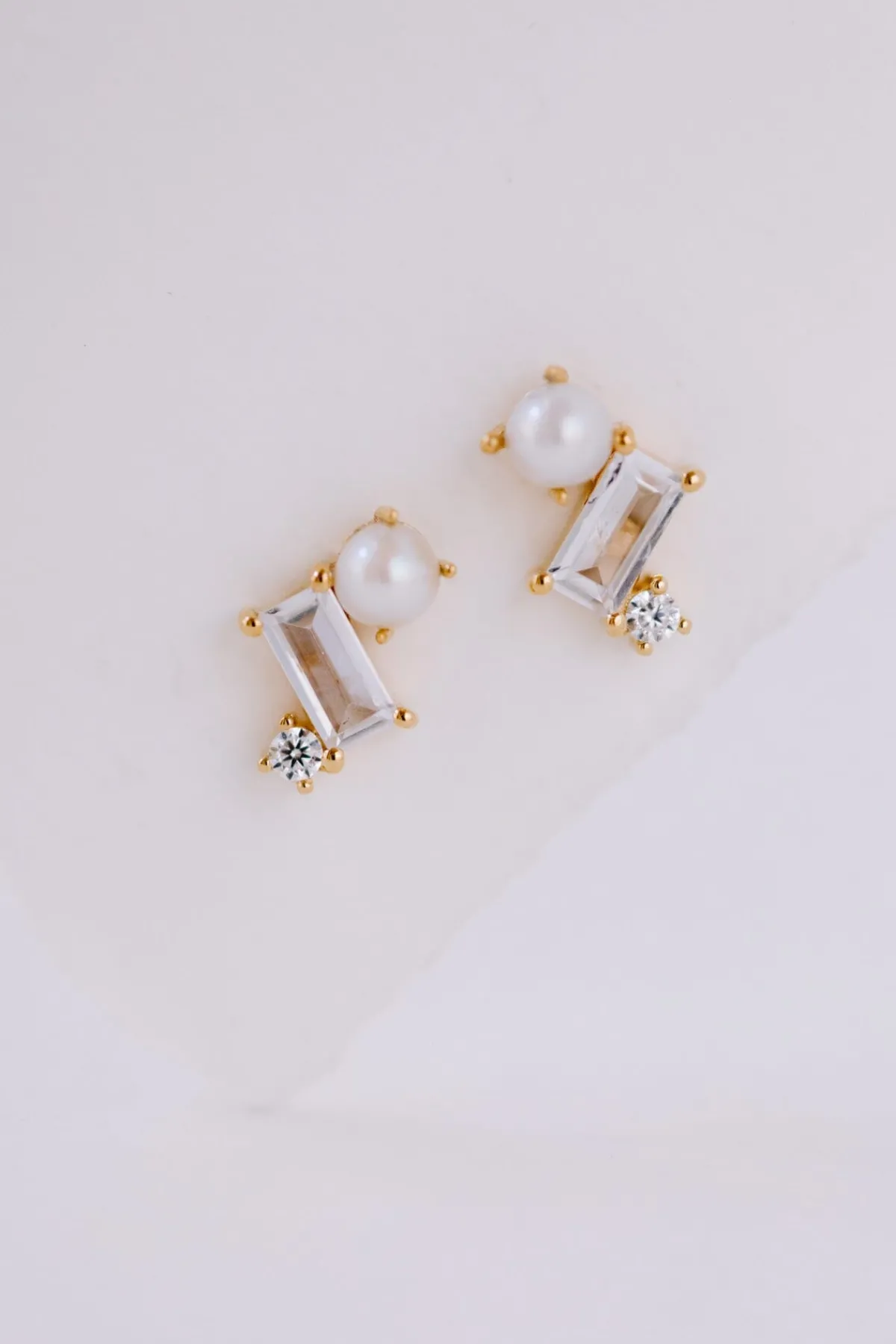 Funkelnde Ohrstecker mit kubistischem Kristall und Perle - Trinity<Juvelan Best