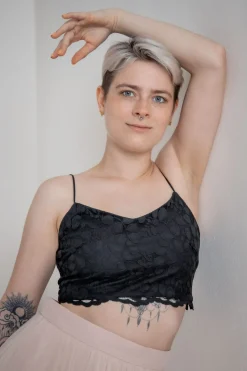 Gemustertes Spitzentop – Norine Cropped Black<noni Best