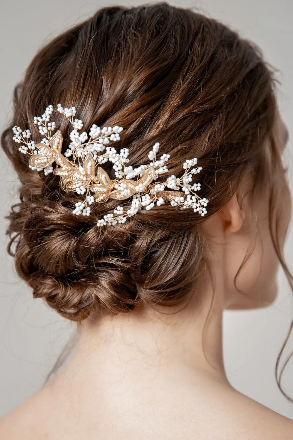 Glamouröser Haarkamm mit weißen Perlen und goldenen Blättern<Fräulein Maya Best