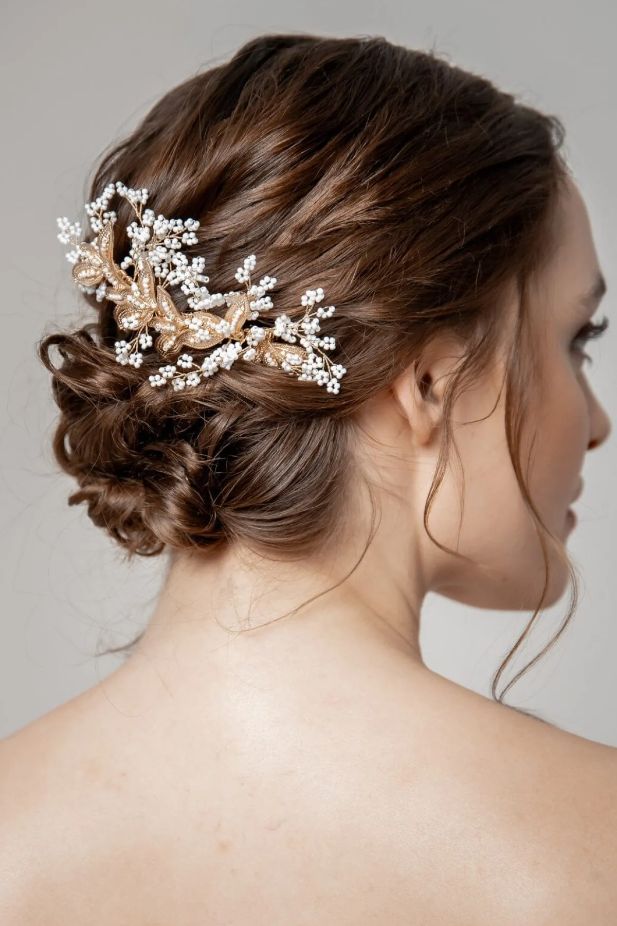 Glamouröser Haarkamm mit weißen Perlen und goldenen Blättern<Fräulein Maya Best