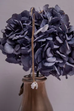 Goldfarbene Halskette mit kleinem Perlenanhänger – Pearl Bell<Decolove Sale