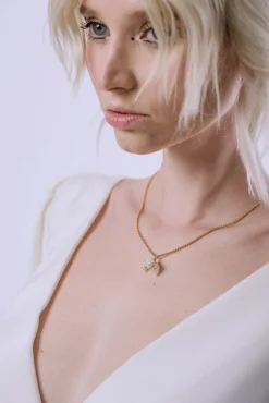 Goldfarbene Halskette mit kleinem Perlenanhänger – Pearl Bell<Decolove Sale
