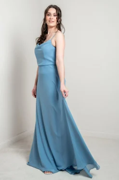 Hellblaues Abendkleid mit Rückendetail | <Glam & Grace Outlet