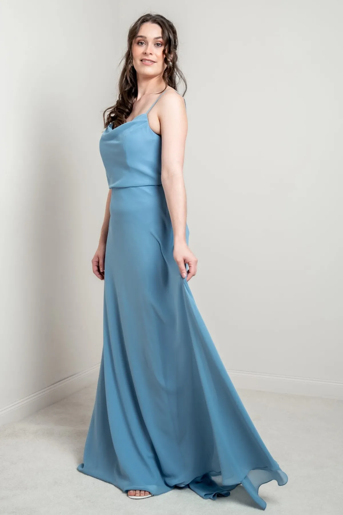 Hellblaues Abendkleid mit Rückendetail | <Glam & Grace Outlet