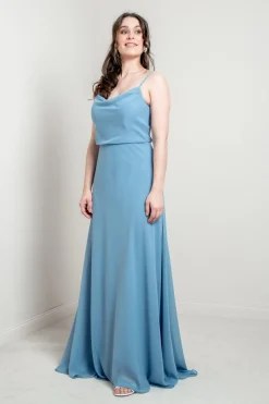 Hellblaues Abendkleid mit Rückendetail | <Glam & Grace Outlet