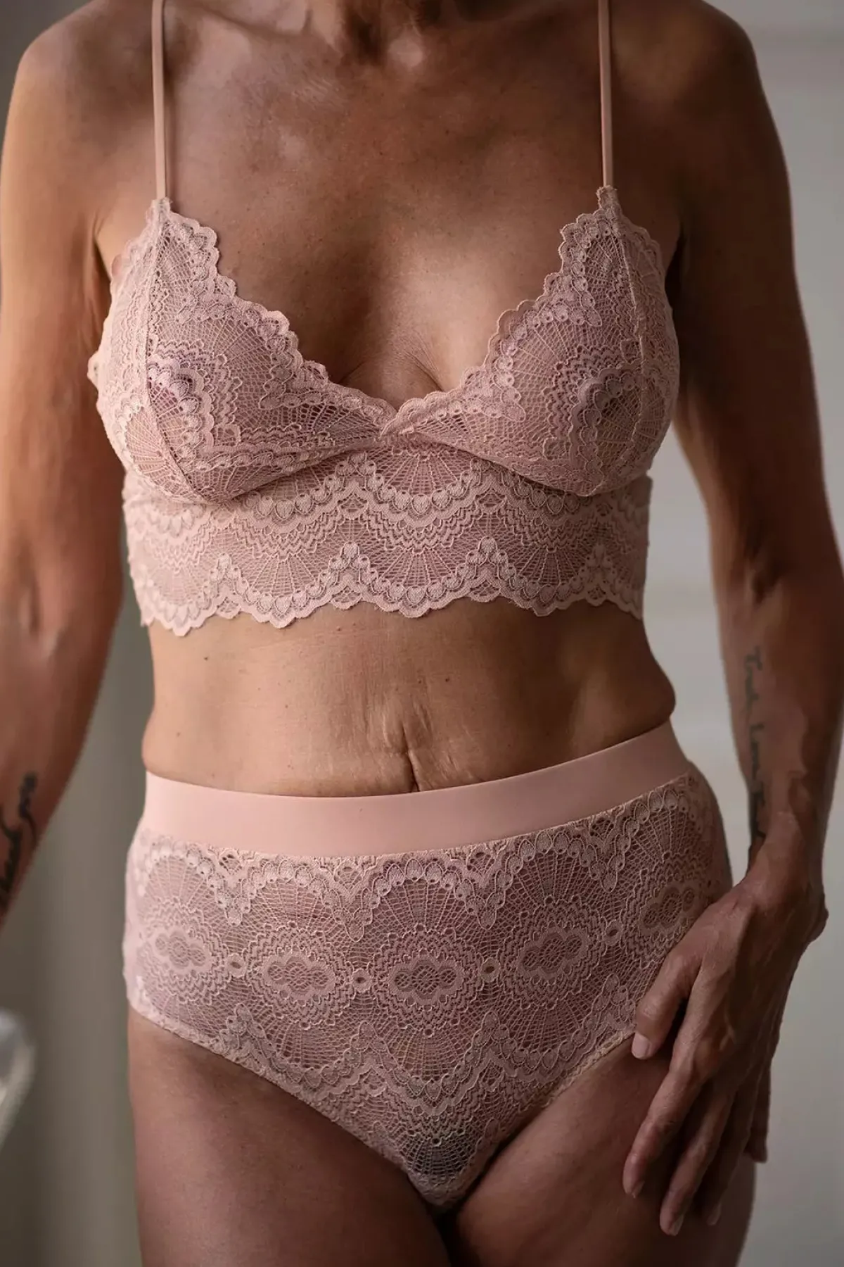 High-Waist Spitzenslip in Nude<Understatement New