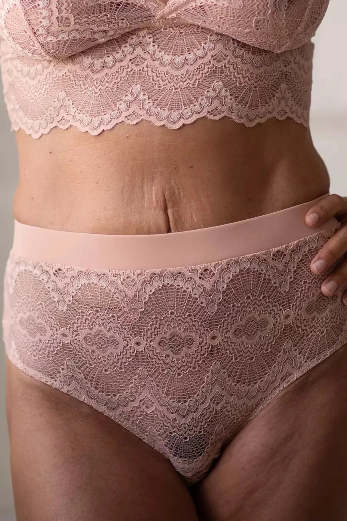 High-Waist Spitzenslip in Nude<Understatement New