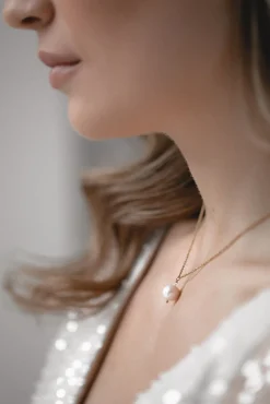 Kette mit rundem Perlen-Anhänger und kleinem Kristall – Blooming Beauty<Juvelan Sale