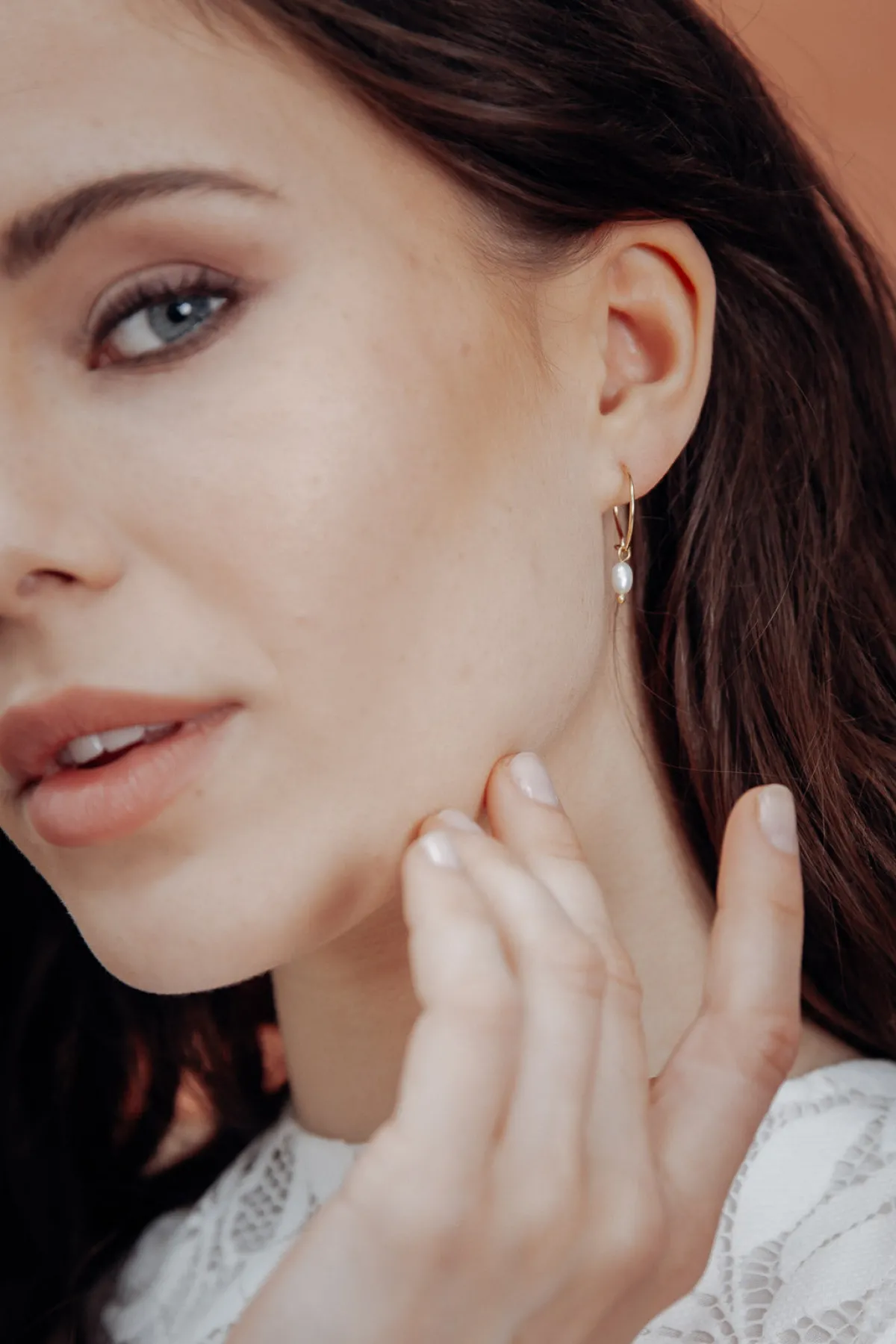 Kleine Creolen mit Anhängern aus Halbedelstein oder Perlen – Gemstone Hoops<fejn jewelry Outlet