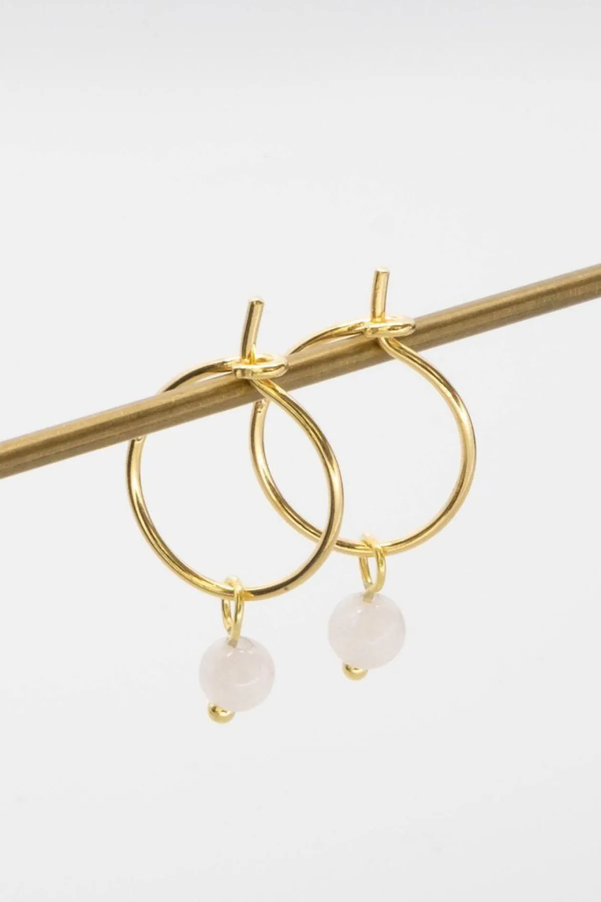 Kleine Creolen mit Anhängern aus Halbedelstein oder Perlen – Gemstone Hoops<fejn jewelry Outlet