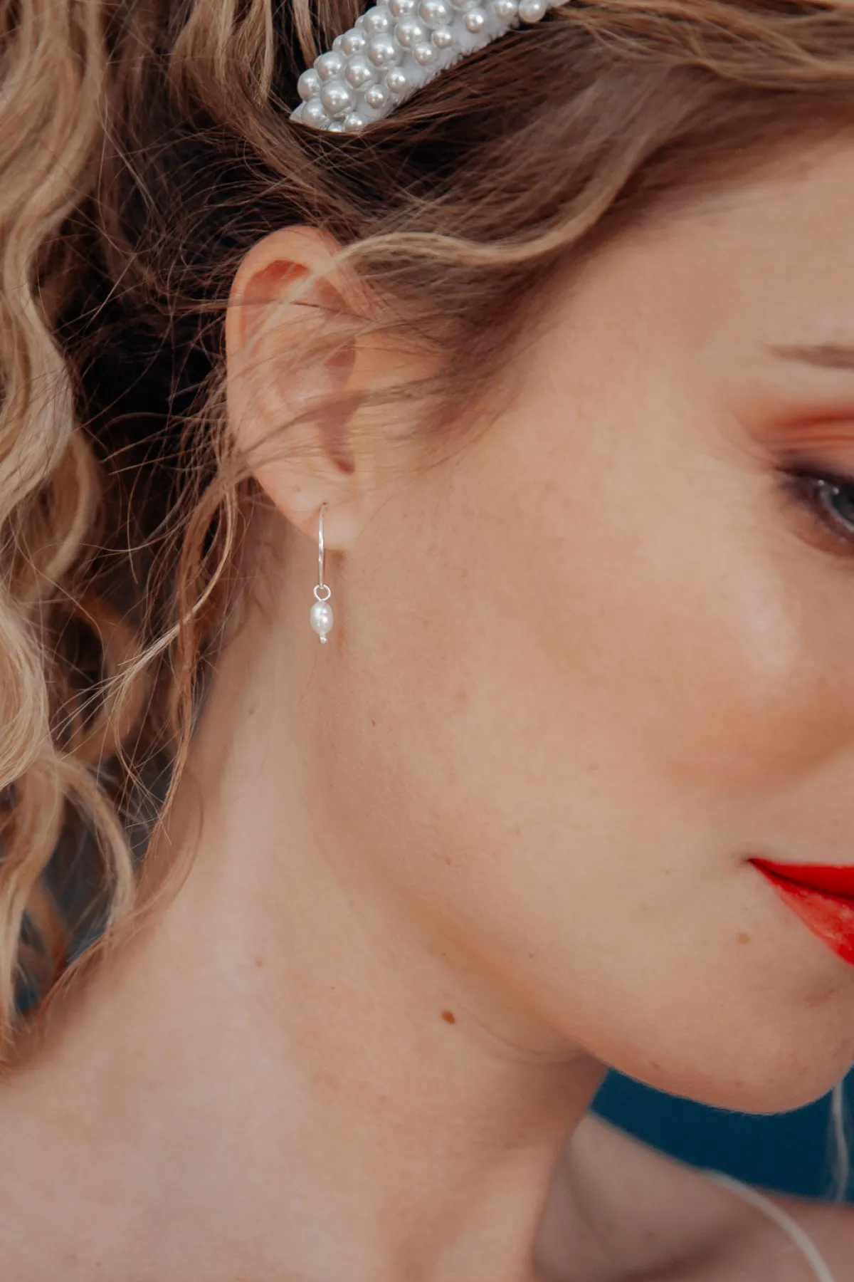Kleine Creolen mit Anhängern aus Halbedelstein oder Perlen – Gemstone Hoops<fejn jewelry Outlet