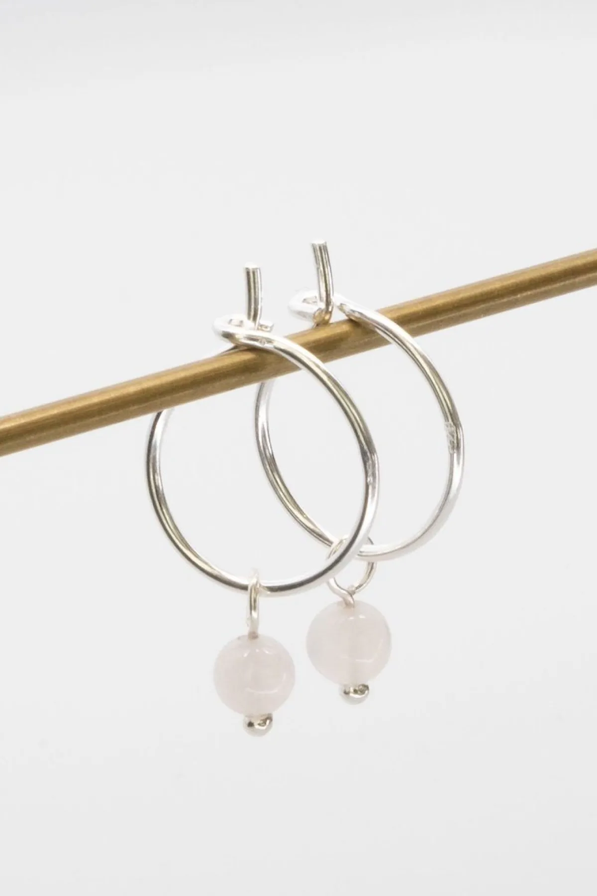 Kleine Creolen mit Anhängern aus Halbedelstein oder Perlen – Gemstone Hoops<fejn jewelry Outlet