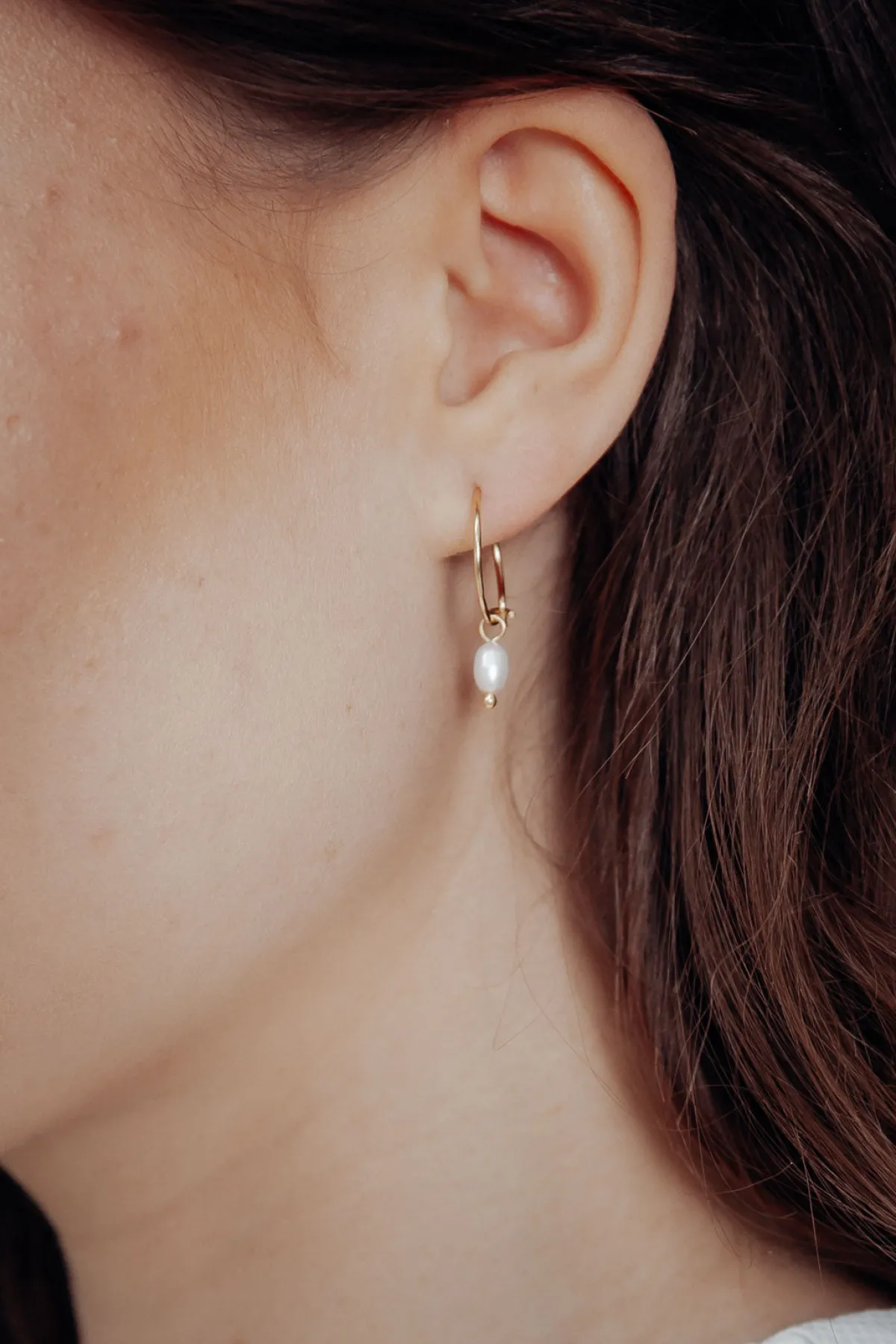 Kleine Creolen mit Anhängern aus Halbedelstein oder Perlen – Gemstone Hoops<fejn jewelry Outlet