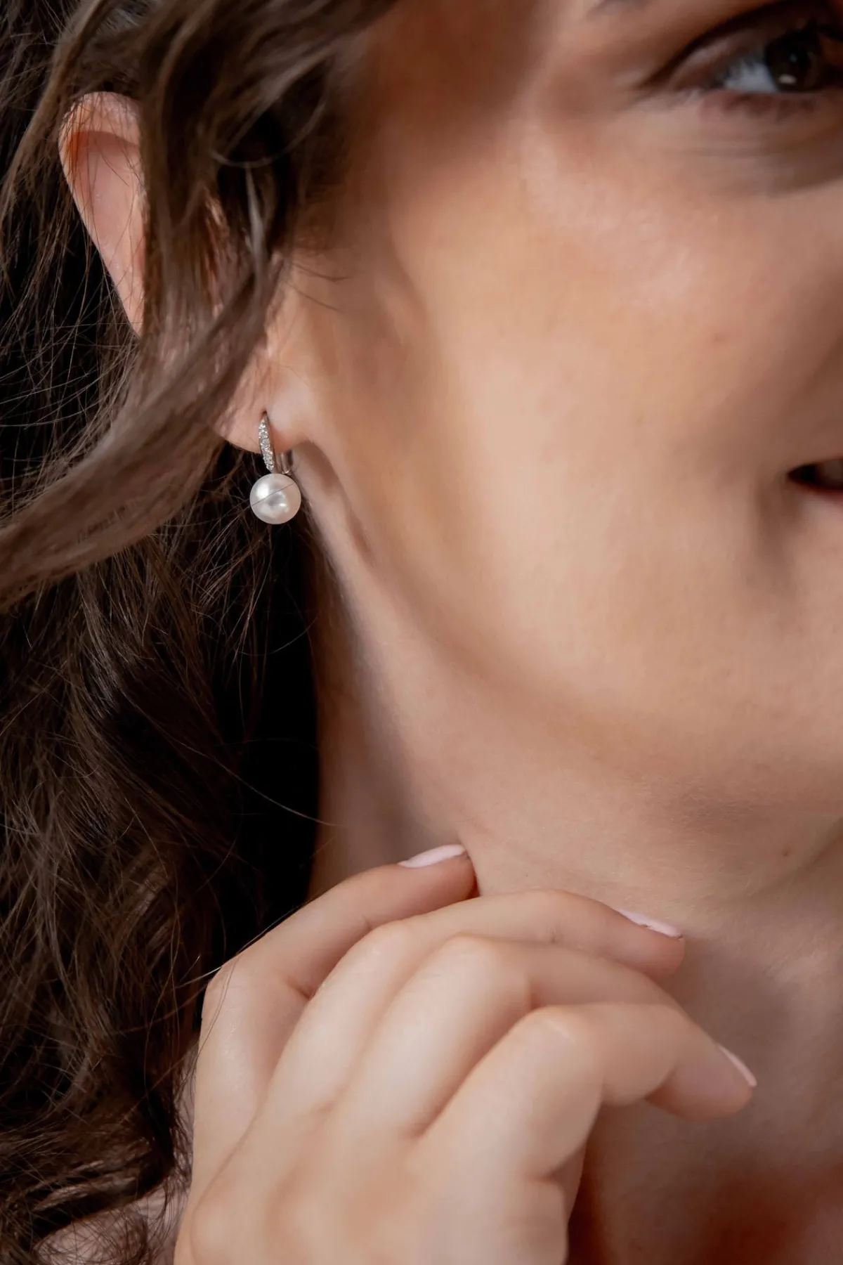 Kleine Ohrhänger mit Strass und Schmuckperle<Weise New