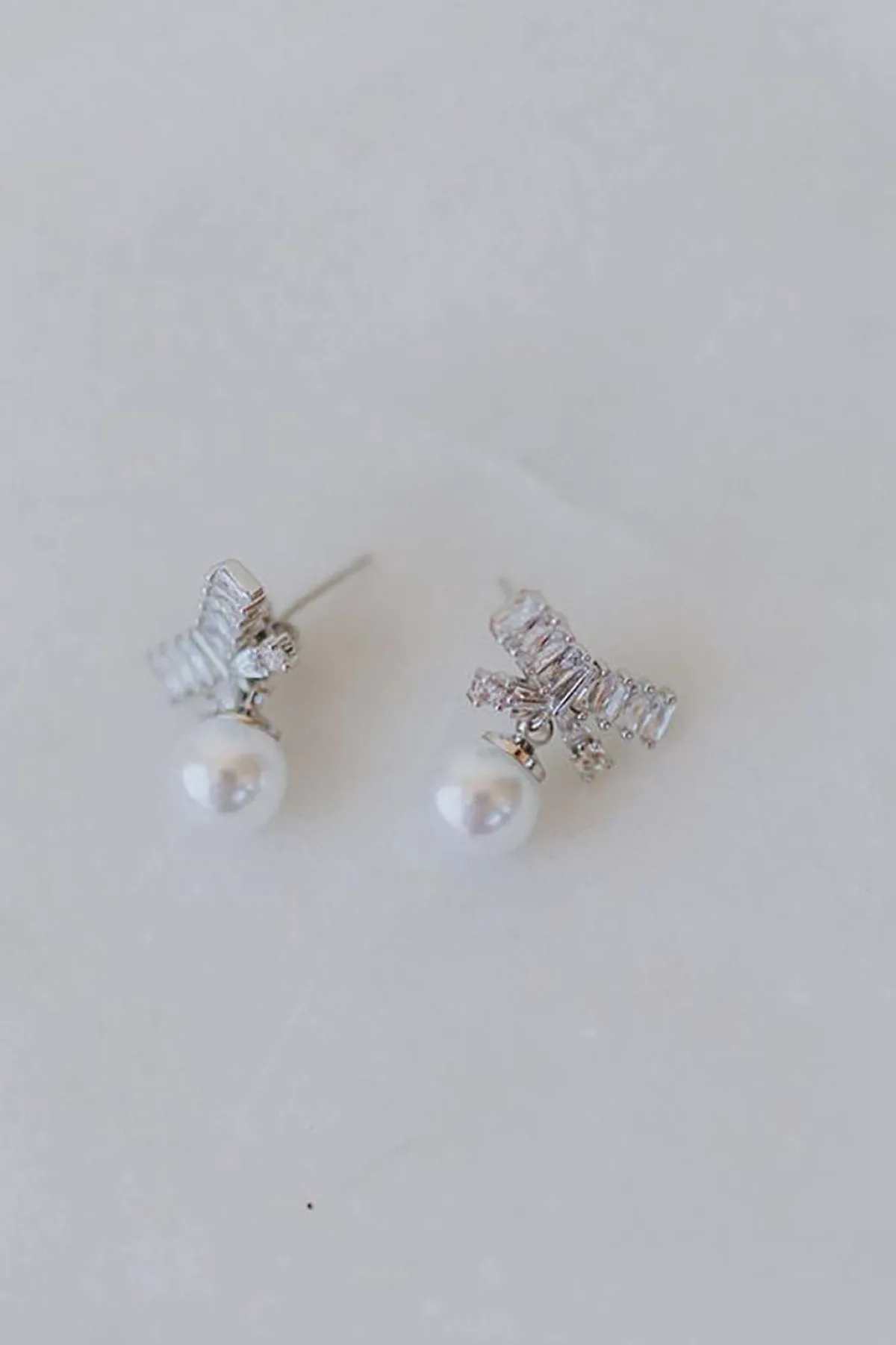 Kleine Ohrstecker mit Kristallschleife und Perle<Untamed Petals Hot