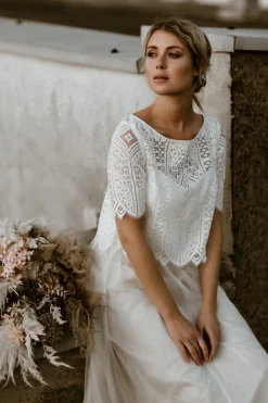 Kurzarm-Jäckchen aus Boho-Spitze in Ivory – Calista<noni Hot