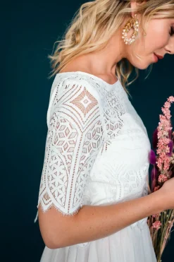 Kurzarm-Jäckchen aus Boho-Spitze in Ivory – Calista<noni Hot