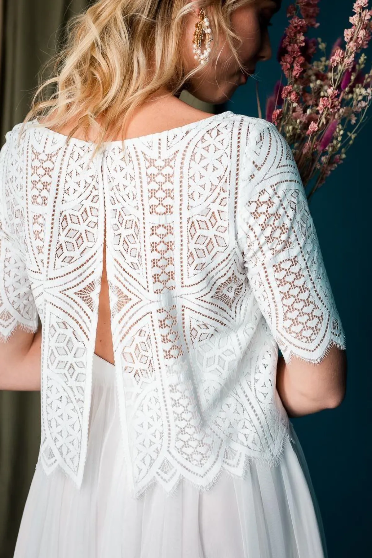 Kurzarm-Jäckchen aus Boho-Spitze in Ivory – Calista<noni Hot