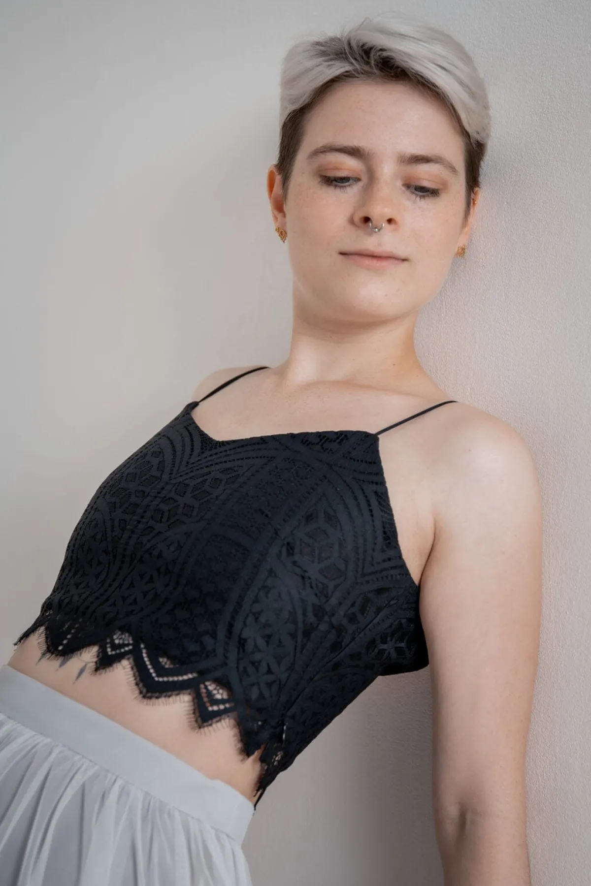 Kurzes Boho Top mit Bogenkante – Calista Cropped Black<noni Outlet