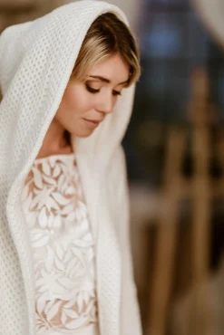 Leichter Brautmantel aus Strick mit Kapuze in Ivory<Zoe Ona Hot