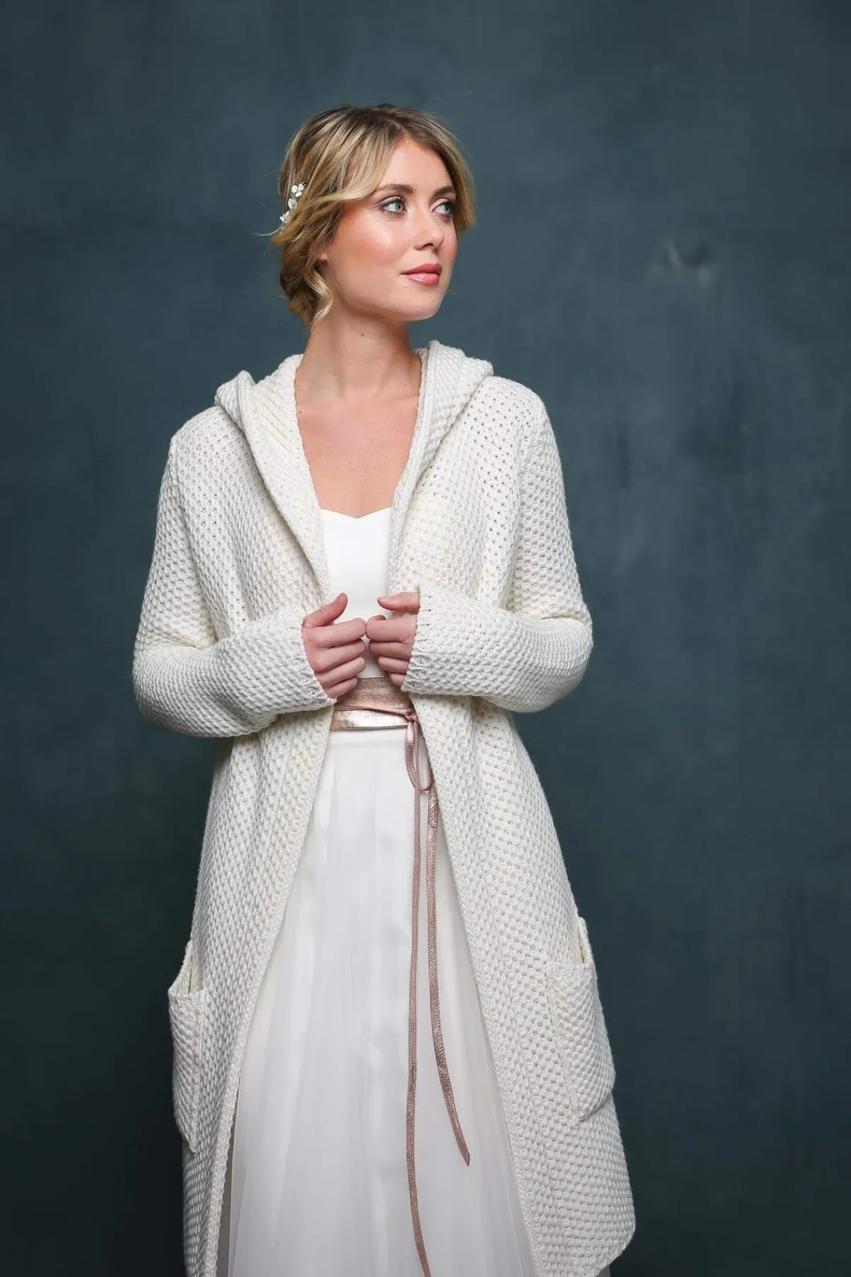 Leichter Brautmantel aus Strick mit Kapuze in Ivory<Zoe Ona Hot