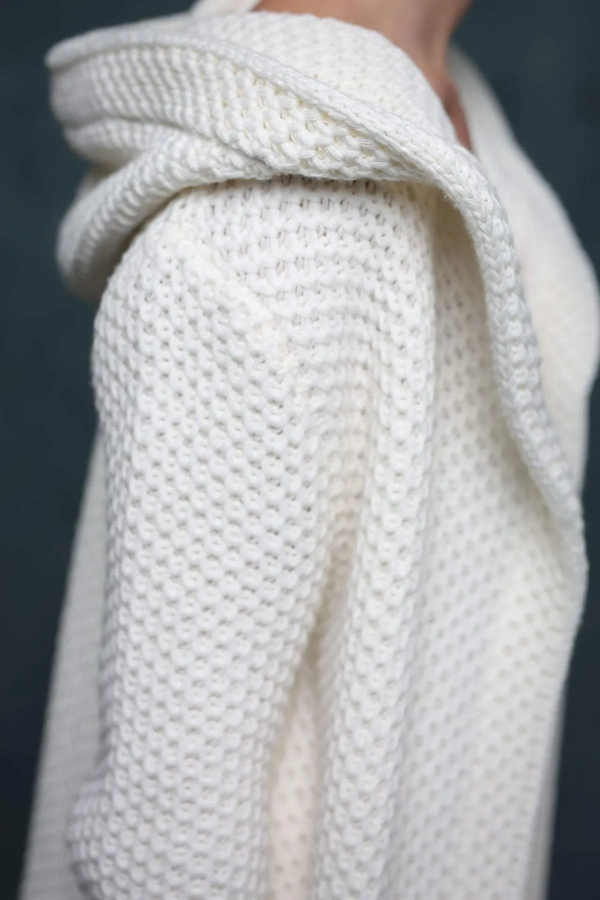 Leichter Brautmantel aus Strick mit Kapuze in Ivory<Zoe Ona Hot