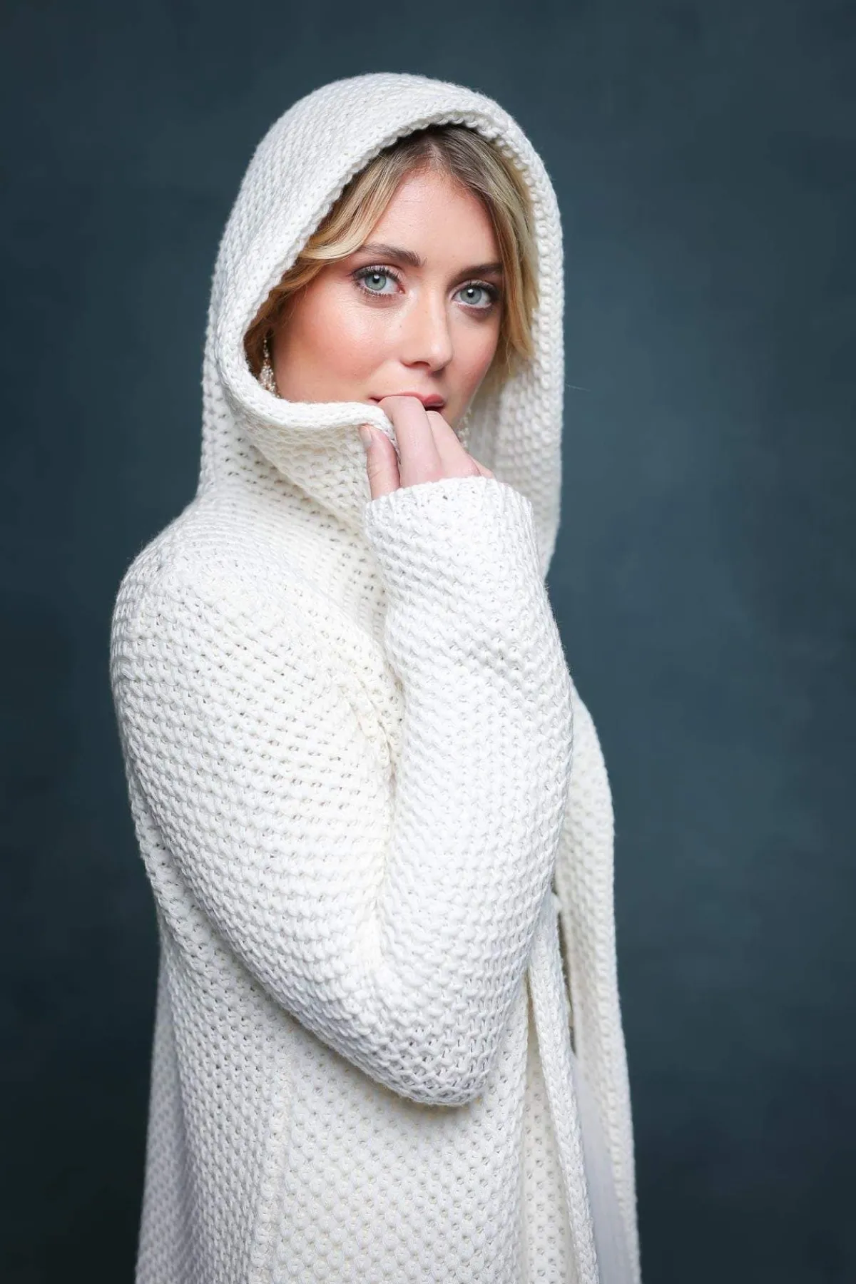 Leichter Brautmantel aus Strick mit Kapuze in Ivory<Zoe Ona Hot