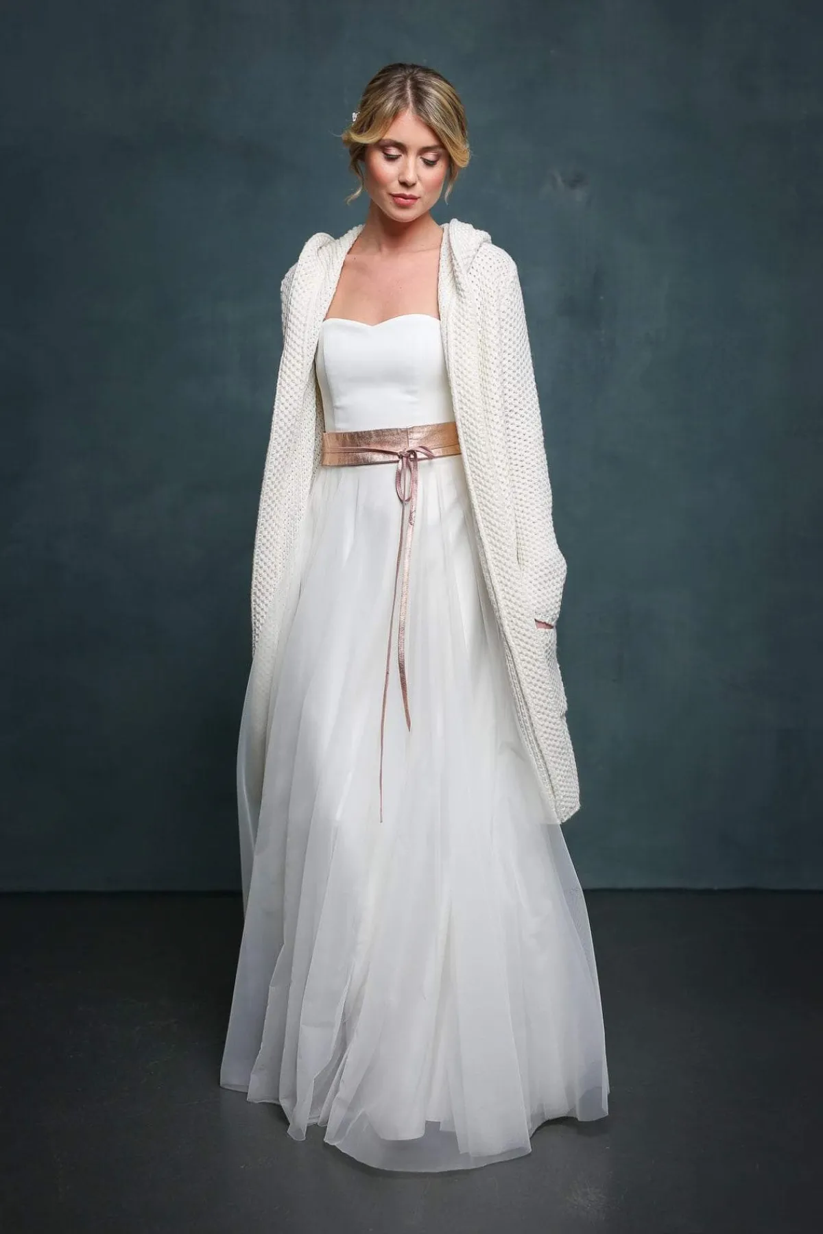 Leichter Brautmantel aus Strick mit Kapuze in Ivory<Zoe Ona Hot