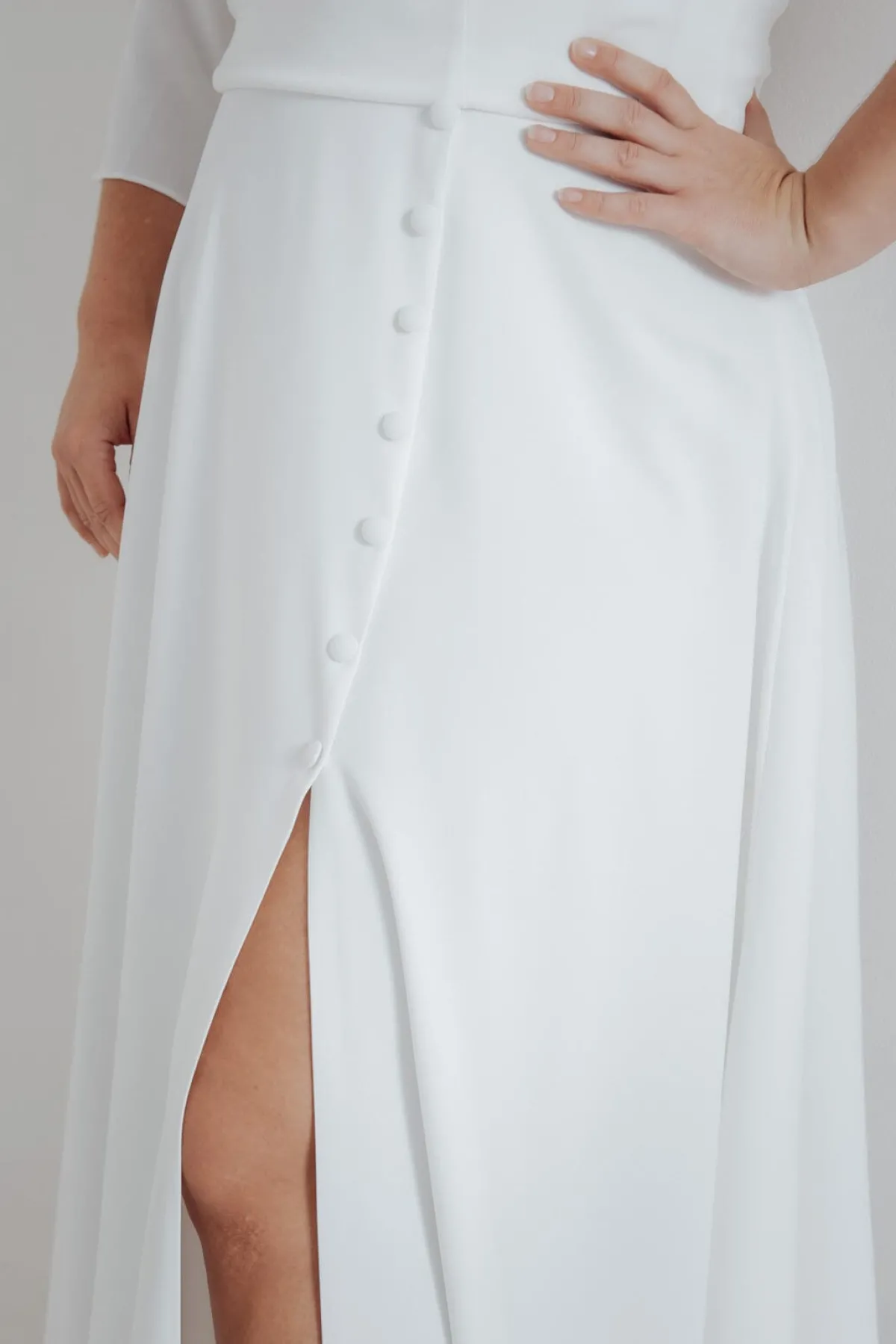 Plus Size Braut Rock mit Schlitz und Zierknöpfen – Eira Curvy<noni Clearance