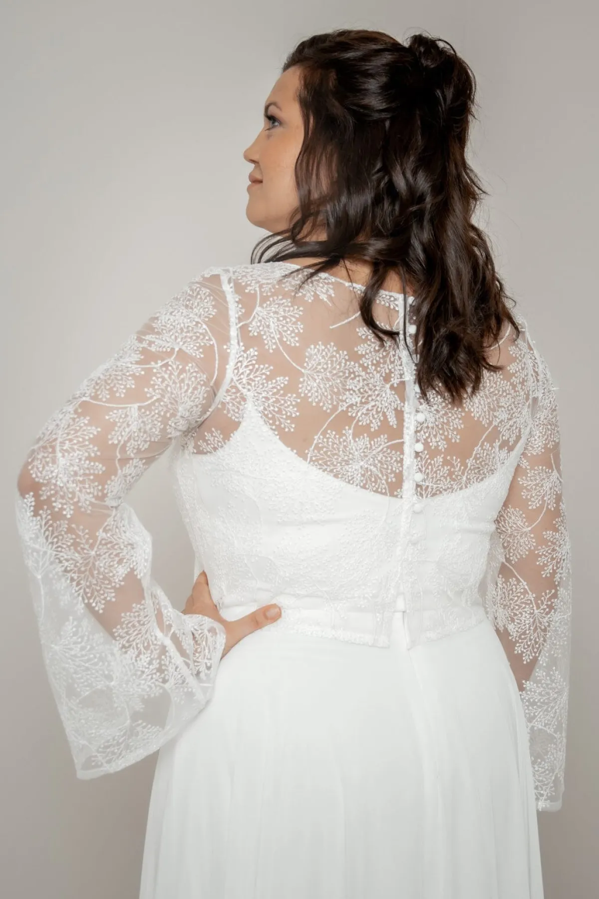 Plus Size Braut Top mit Trompetenärmeln – Safi Curvy<noni New