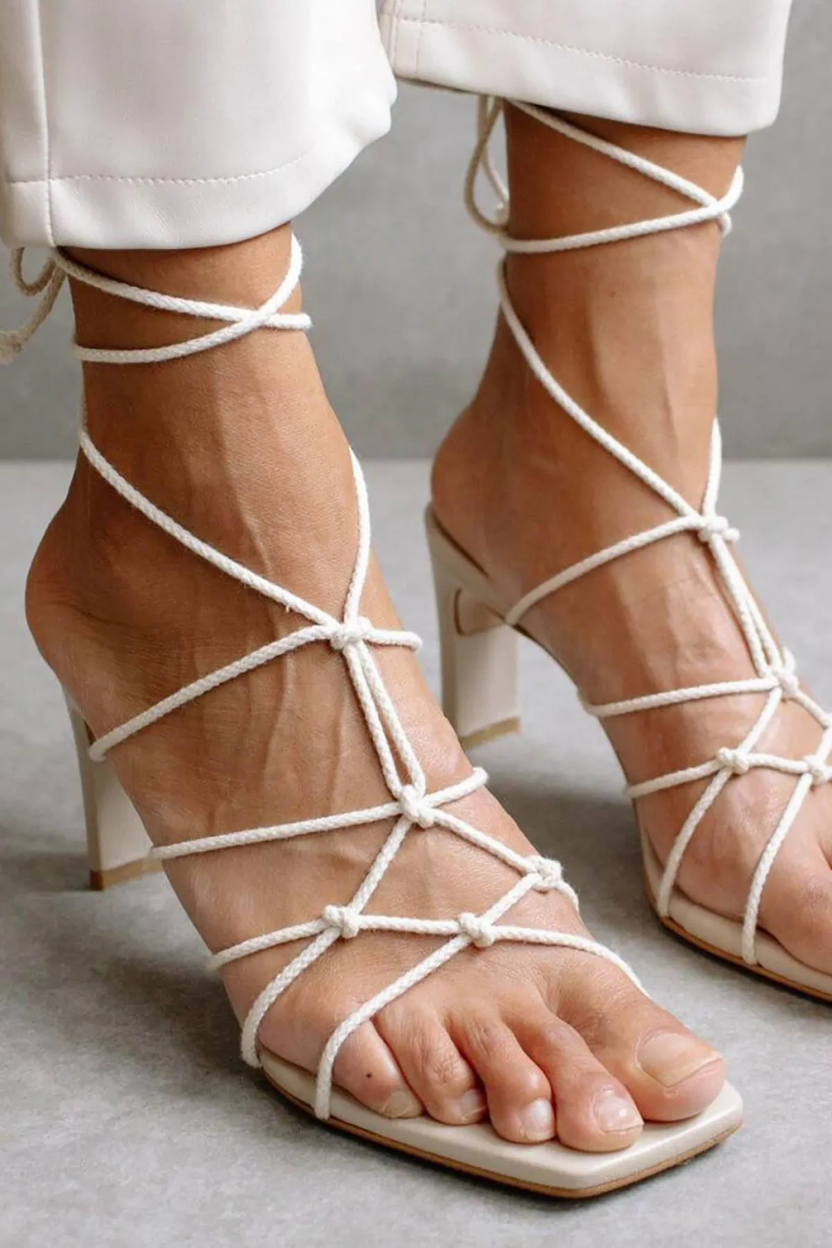 Sandalette mit geknoteten Riemen - Crossed Corn Creme<Alohas Outlet
