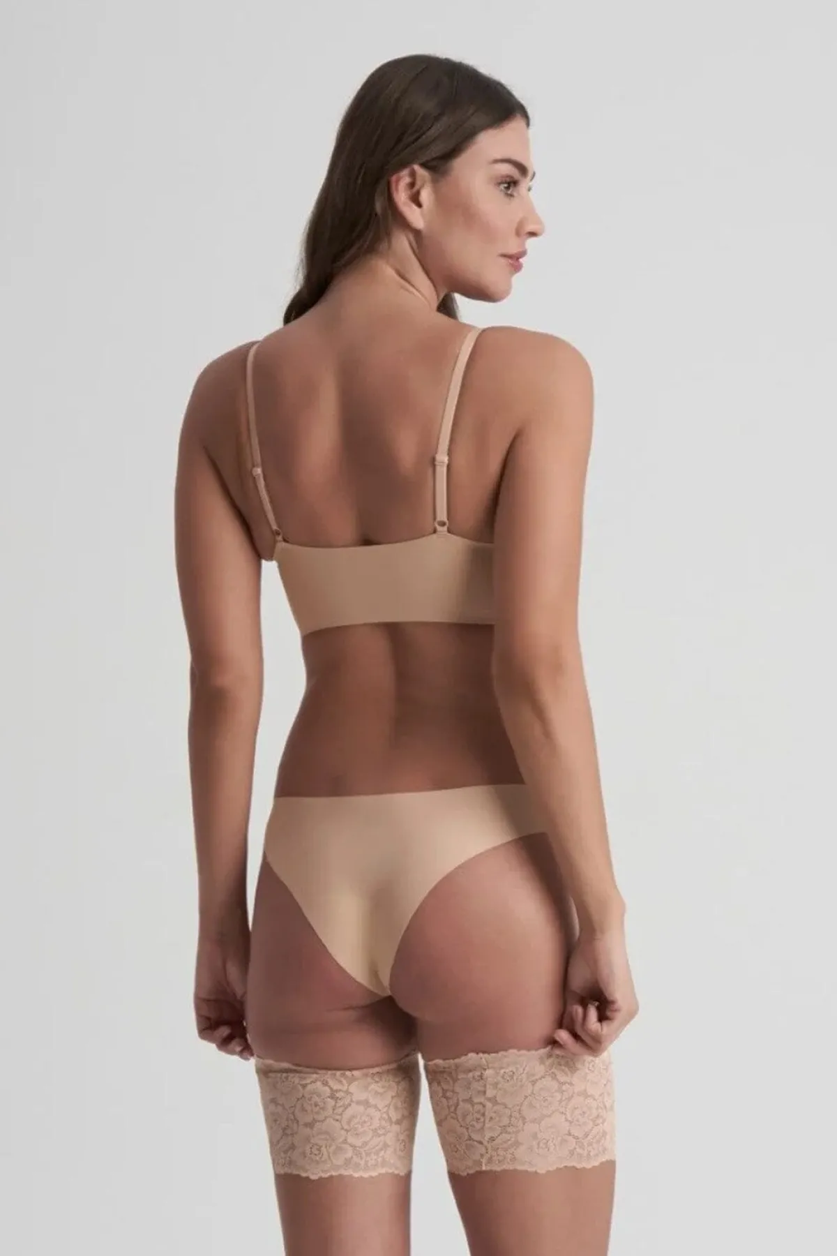 Schenkelbänder aus elastischer Spitze –<Bye Bra