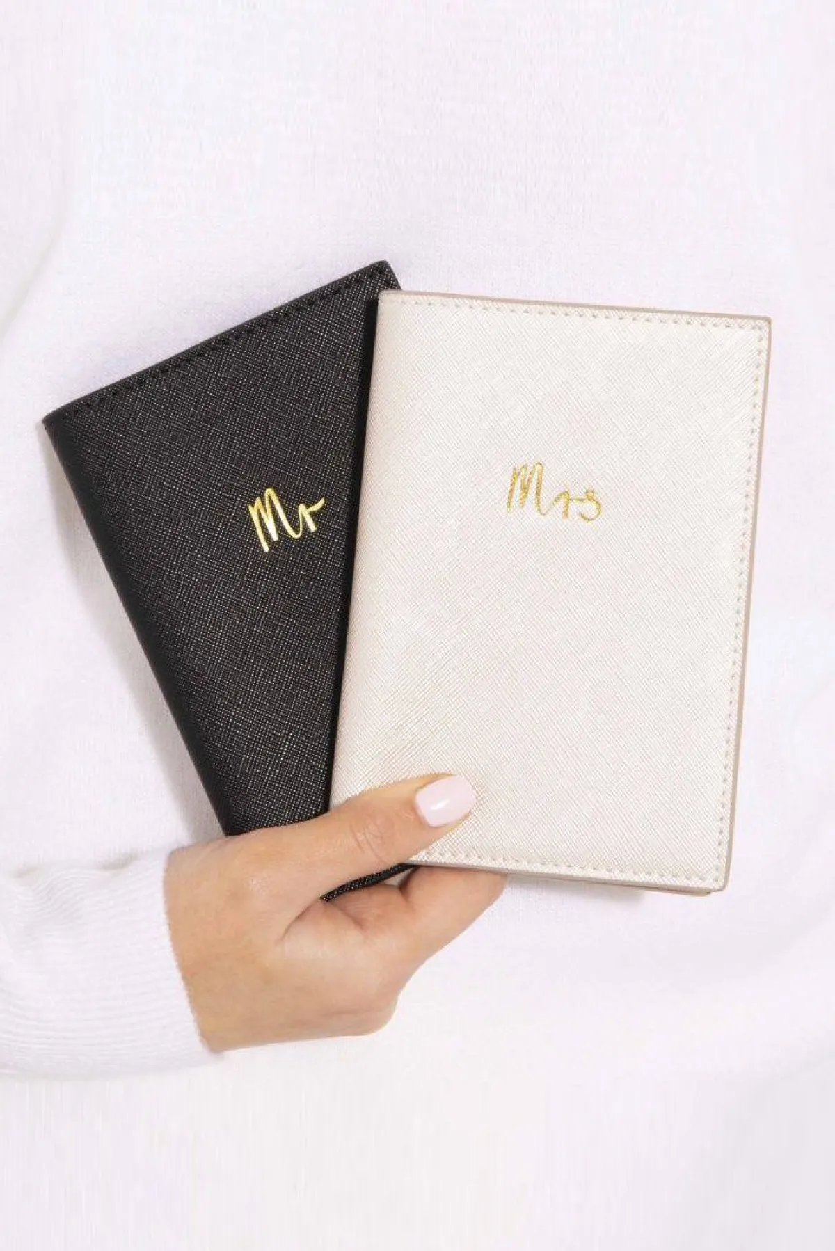 Schwarze Reisepasshülle für den Bräutigam –<Katie Loxton Best