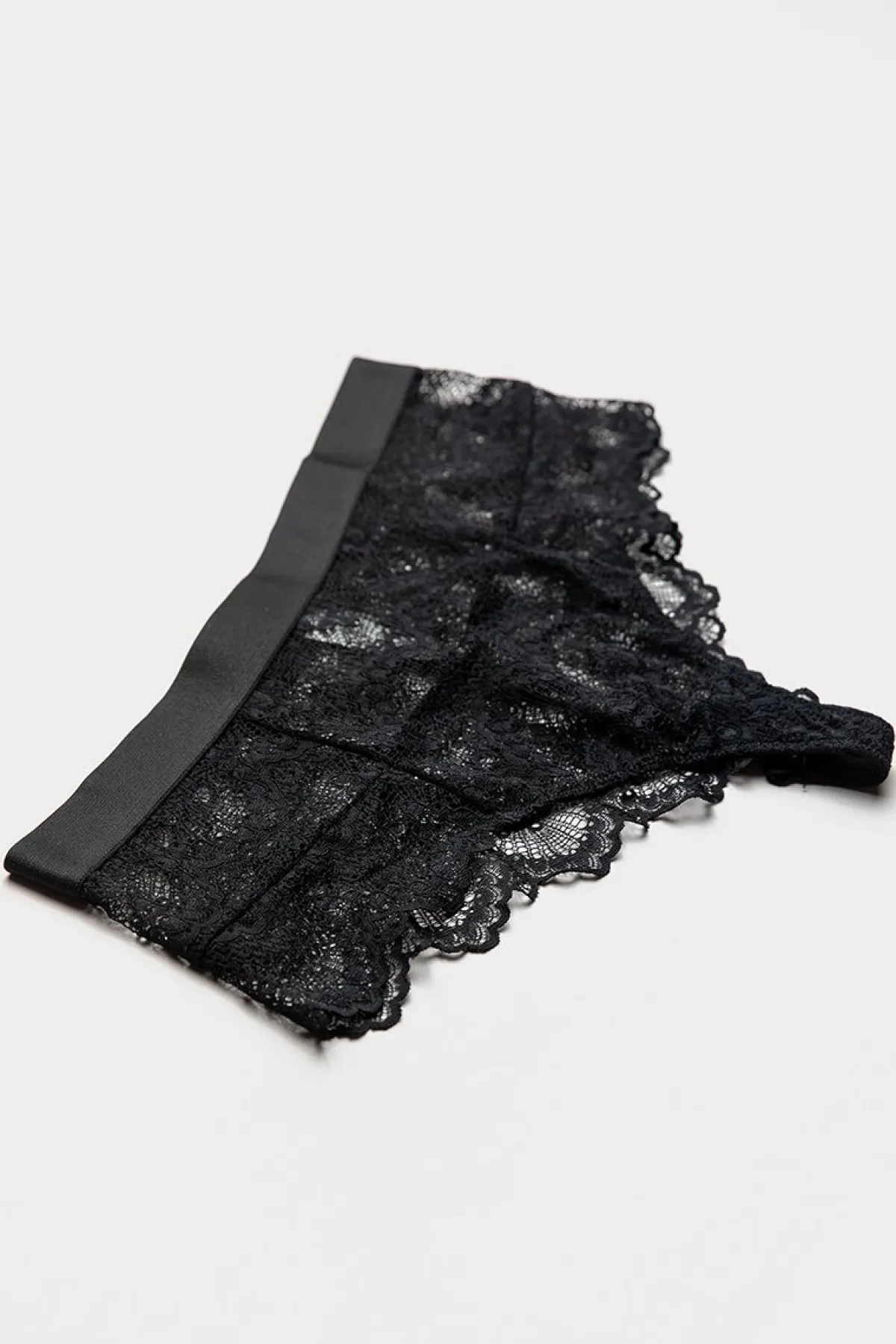 Schwarzer Spitzen-String im High-Waist-Look<Understatement Sale