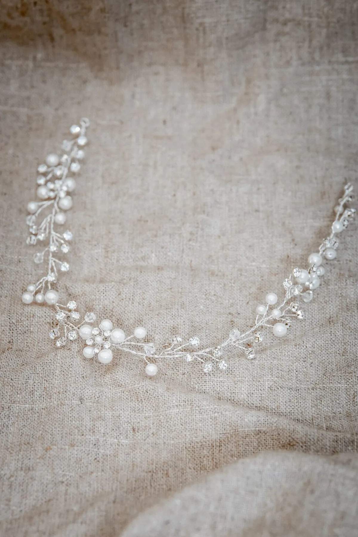 Silberner Haardraht mit Schmuckperlen und Strass<Weise Hot