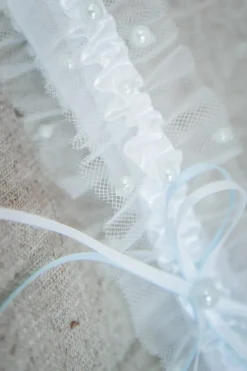 Strumpfband in Ivory mit blauen Kunstperlen<Poirier Hot