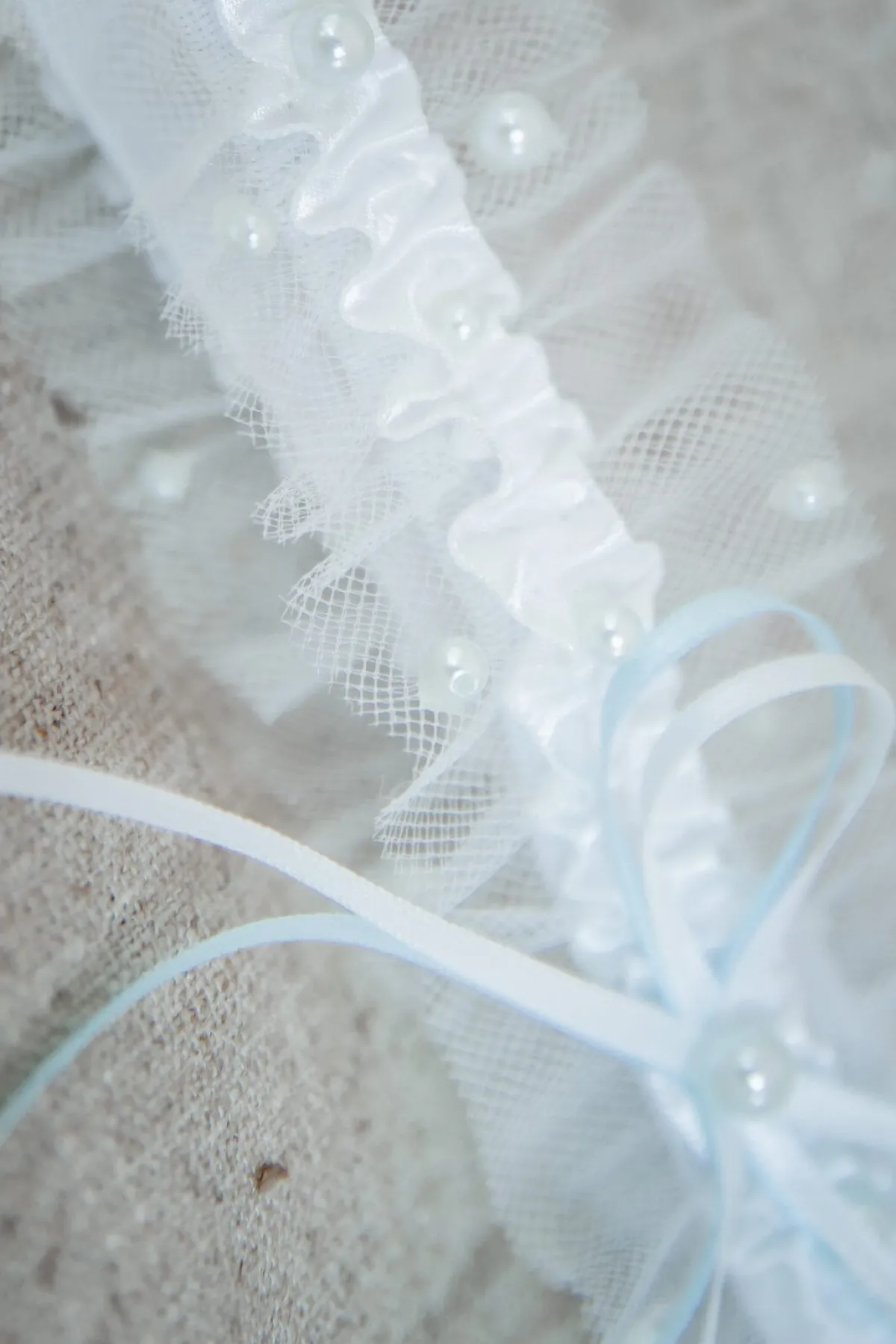 Strumpfband in Ivory mit blauen Kunstperlen<Poirier Hot
