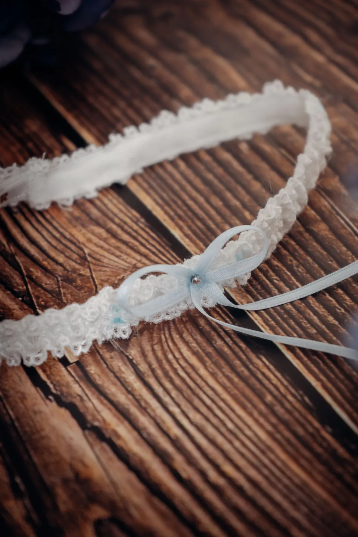 Strumpfband mit blauer Schleife und kleinem Strass-Stein<Poirier Discount