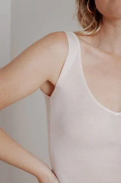 V-Ausschnitt Top aus Viskose-Seide in Nude<Montagut