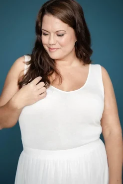 V-Ausschnitt Top aus Viskose-Seide in Ivory - noni Curvy<Montagut Online