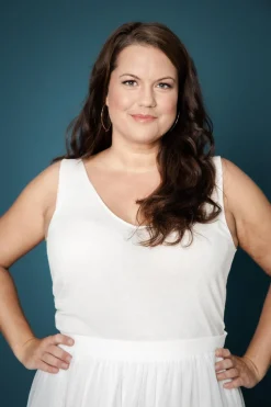 V-Ausschnitt Top aus Viskose-Seide in Ivory - noni Curvy<Montagut Online
