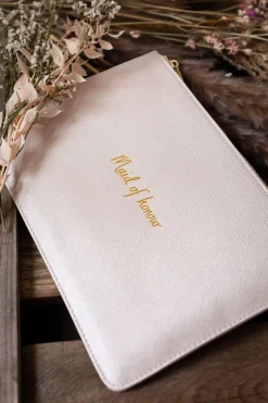 Vegane Clutch mit goldenem Schriftzug "Maid of honour" –<Katie Loxton Hot
