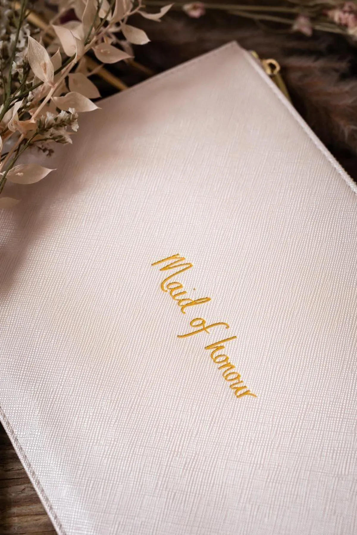 Vegane Clutch mit goldenem Schriftzug "Maid of honour" –<Katie Loxton Hot