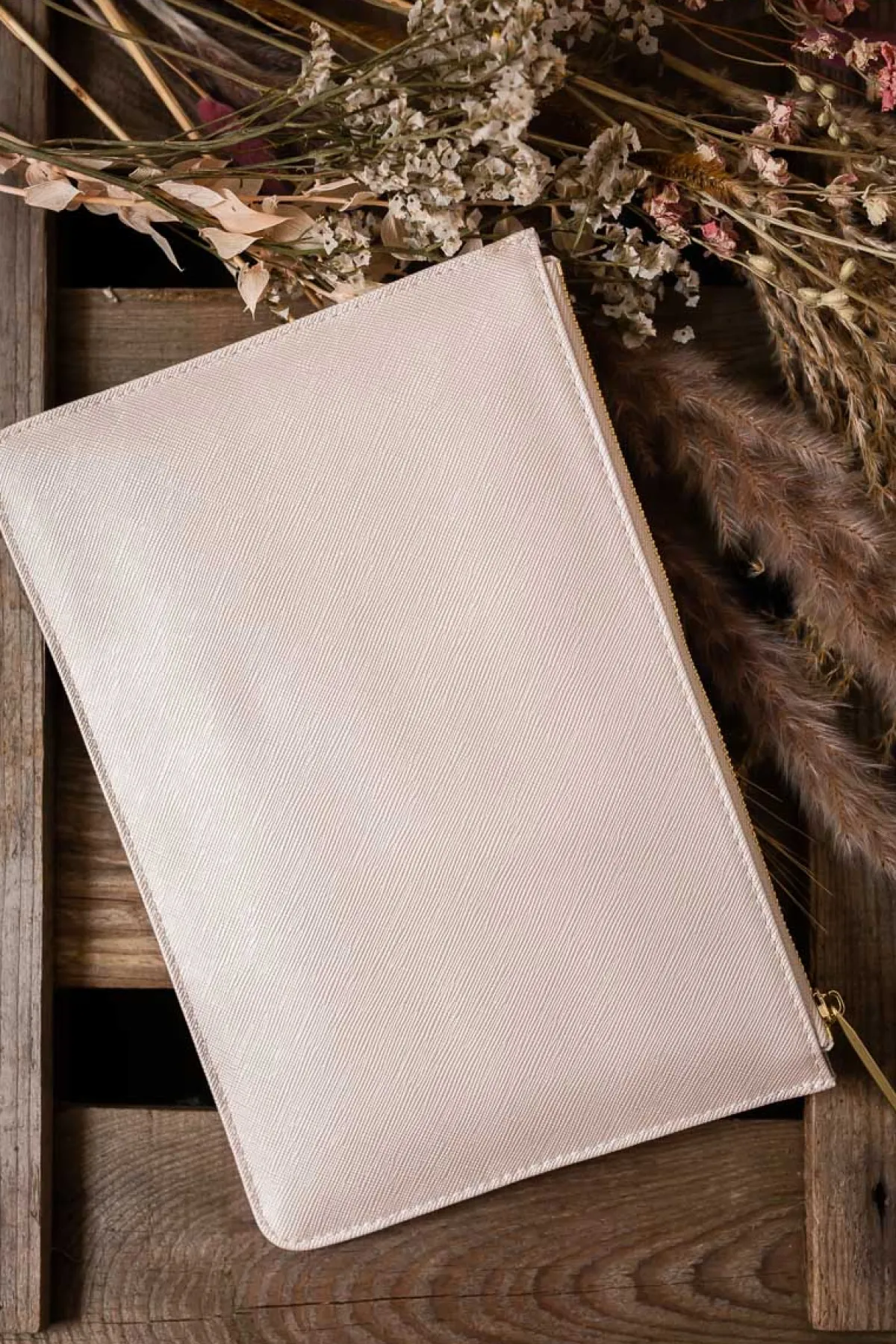 Vegane Clutch mit goldenem Schriftzug "Maid of honour" –<Katie Loxton Hot